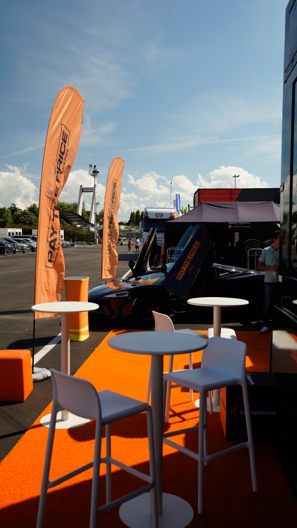 Area hospitality con vista paddock Pay The Price